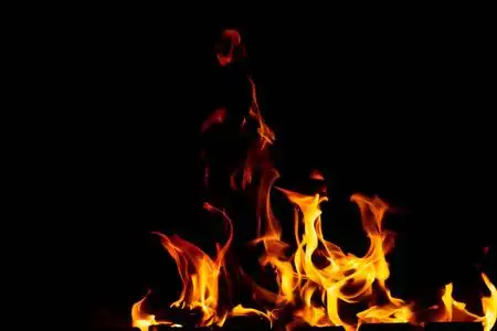 火苗从燃烧煤在烤架深夜. 复制粘贴.照片