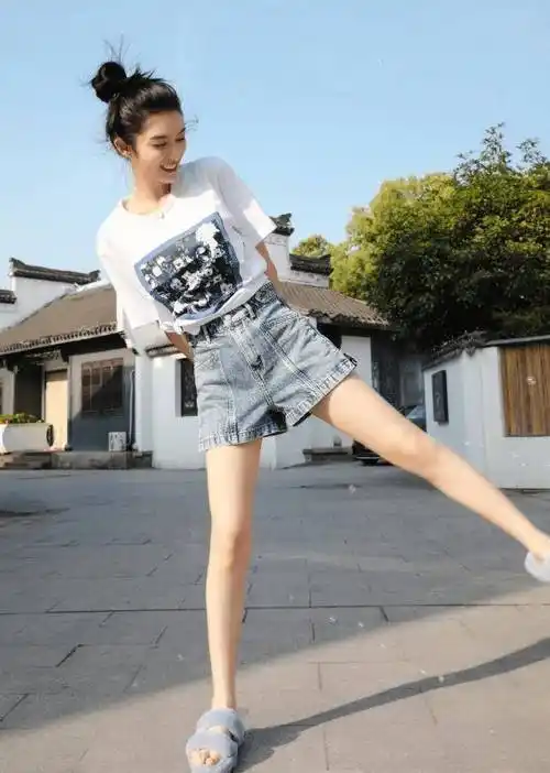 傅菁上班照释出,印花衬衫搭配破洞裤,尽显活力青春_时尚_look_牛仔裤