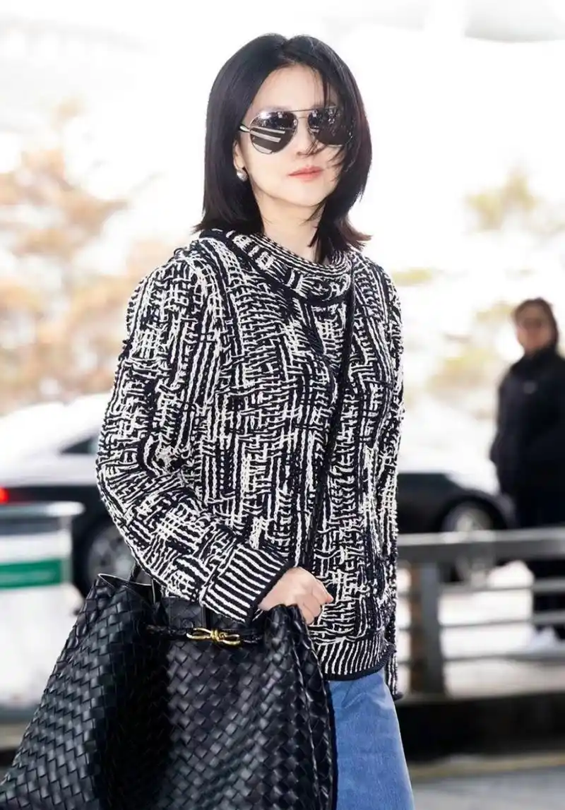 54岁李英爱科技美后大回春! 穿印花衫 牛仔裤,时髦又洋气!