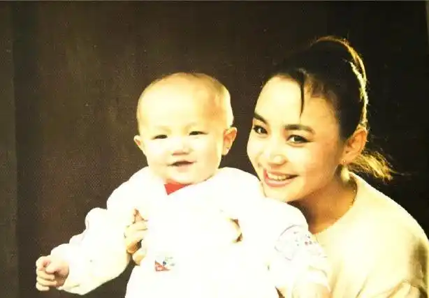 宋丹丹与巴图幼年