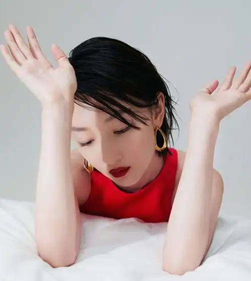 而短发应该是最适合周冬雨的发型,作为小个子女生,长发可能会显得厚重