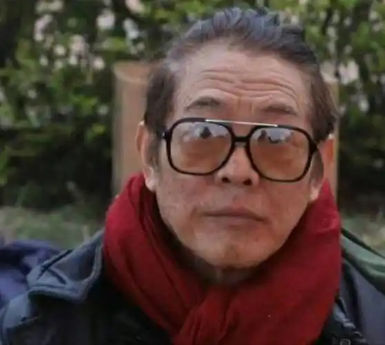 心痛!61岁李连杰正面照曝光,身材暴瘦容貌大变,已安排家人遗产