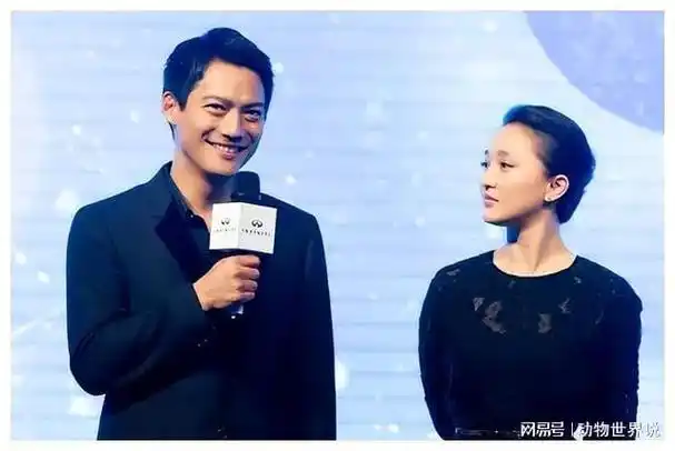 贾玲翘着二郎腿在好莱坞片场满脸皱纹吴彦祖和周迅前夫也在