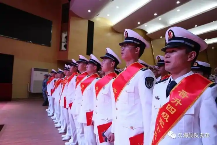 荣耀时刻东部战区海军举行士官晋升军衔仪式