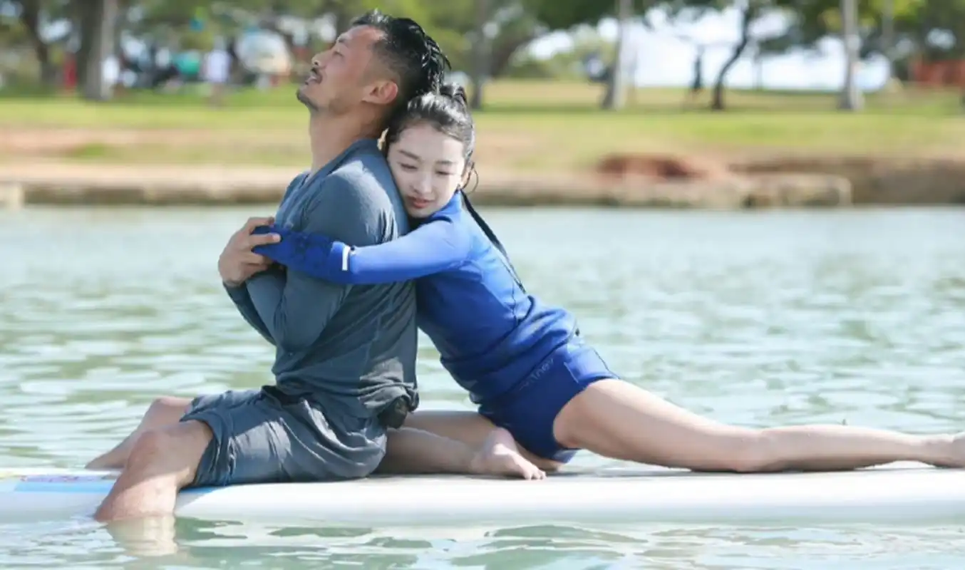 周冬雨余文乐水上瑜伽