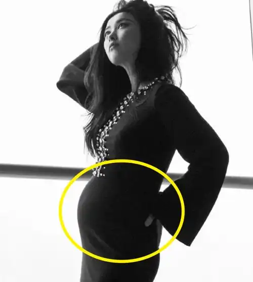 朱珠结婚半个月首次营业穿高跟走红毯紧身礼服遮不住孕肚