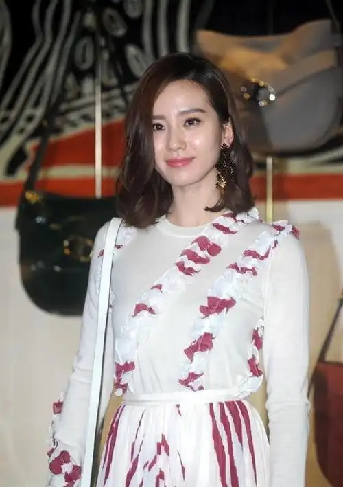 刘诗诗30多岁依旧一副少女模样身着长裙亮相成功惊艳全场