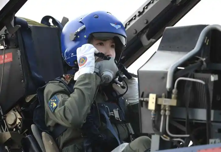 解放军陆航武直-10女飞行员团队.