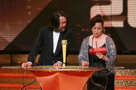 图文:元秋和元华上台颁奖 揭晓最佳女配角奖项