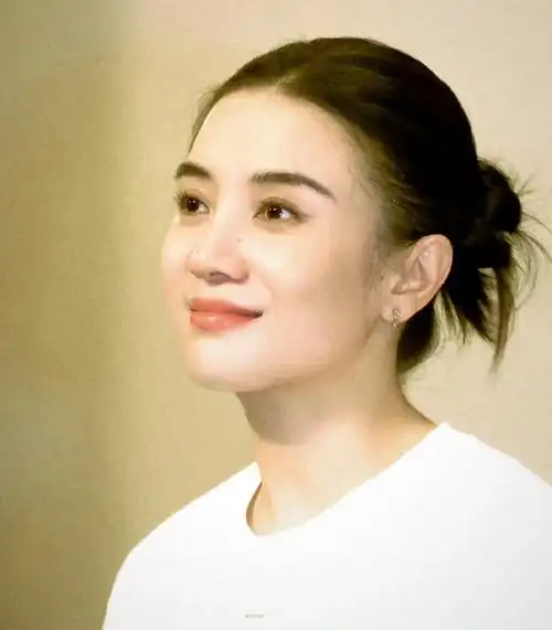 2003年,宋佳刚进演艺圈,就有人劝她:"你赶紧把名字改了,不然观众永远