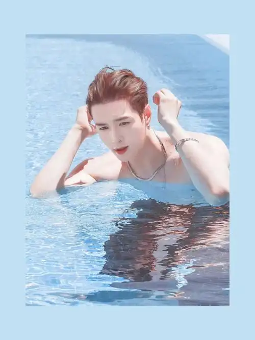 张艺兴夏日泳池大片