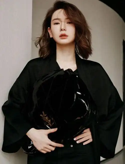 在这组照片中,戚薇的气质与自信如同黑钻一般璀璨,她的每一个动作,每