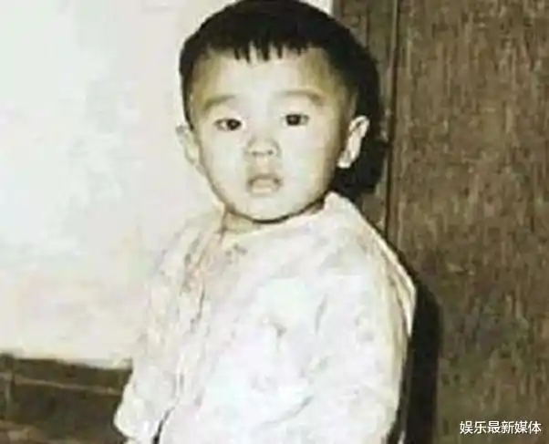 周星驰小时候生活照火遍全网引起观众热议