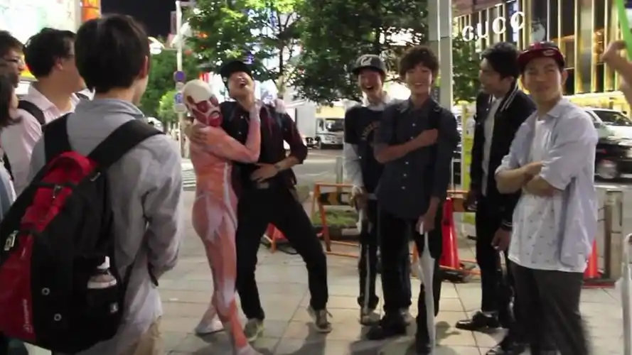 东京街头现猥琐"巨人" 美女被吓仓皇逃离 - 日本通