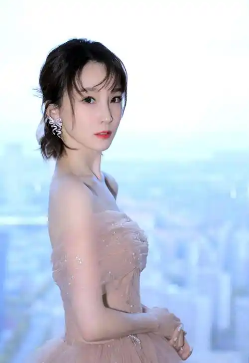 谢楠留长发了,半扎发搭配粉色一字肩薄纱裙,温柔又甜美!