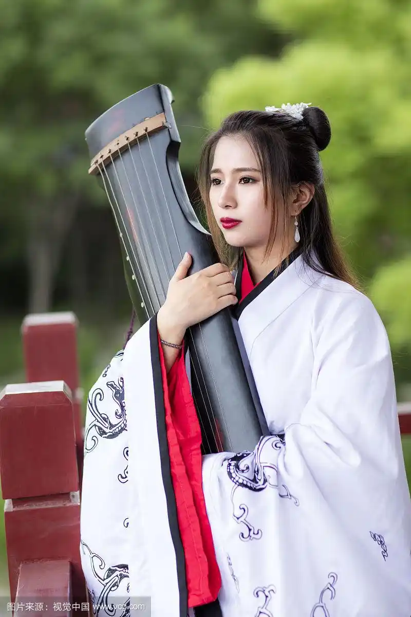 抱着古琴的汉服美女