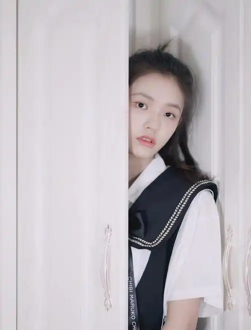 林允分享美照学生气十足 胸前扎蝴蝶结甜笑青春靓丽