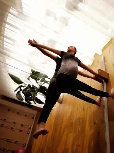 43岁的蒋勤勤怀二胎还坚持瑜伽健身 挺孕肚做高难度动作