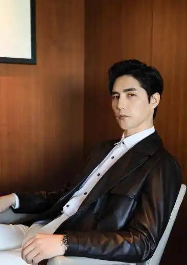 阿云嘎古装造型,看起来和高伟光很像,都是又高又帅又深情的类型_音乐