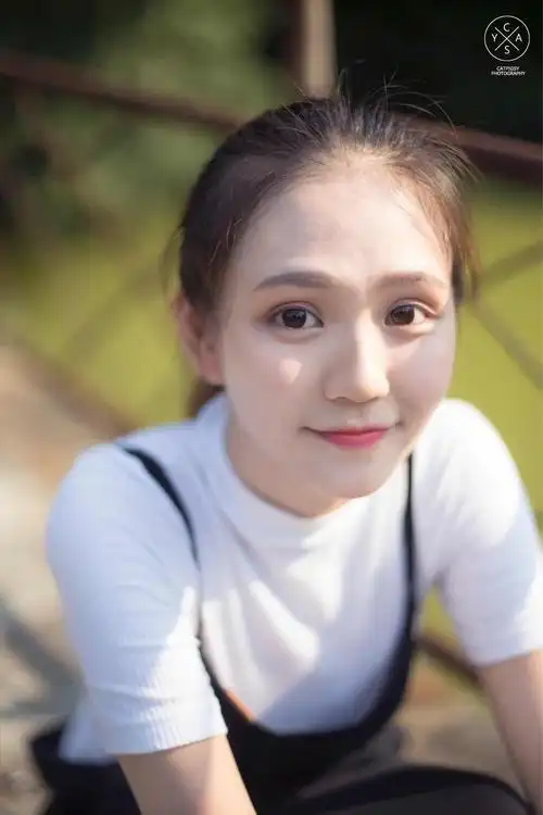 眼神清澈透亮小女生,纯色小毛衣黑吊带自带萌范!