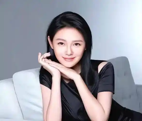 大s参加葬礼身穿透视装头戴汪小菲买的发卡网友她疯了