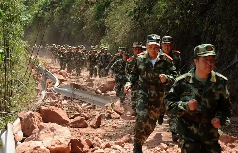 四川雅安7.0级强烈地震现场图片