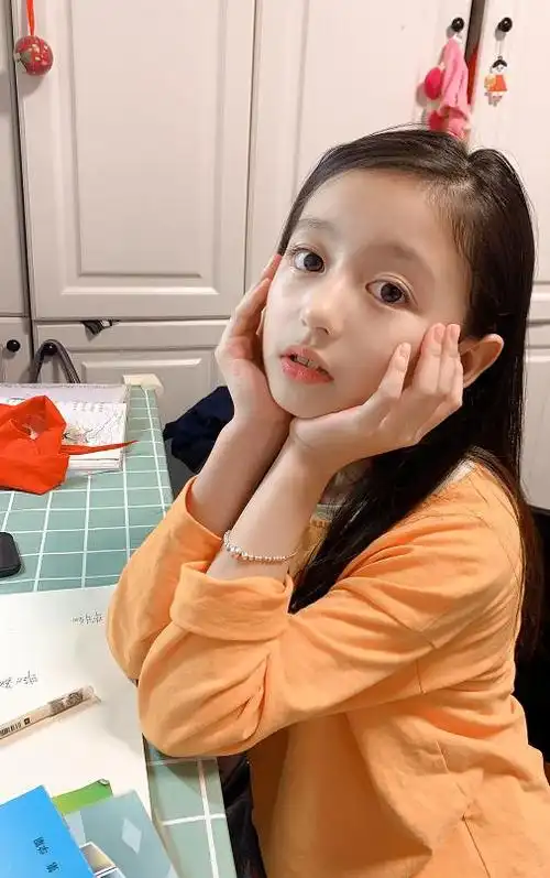 不愧是最美童星,11岁撞脸baby,穿"条纹袜"成最美小学生