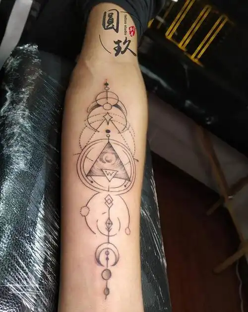 几何纹身图片_手臂几何纹身图案