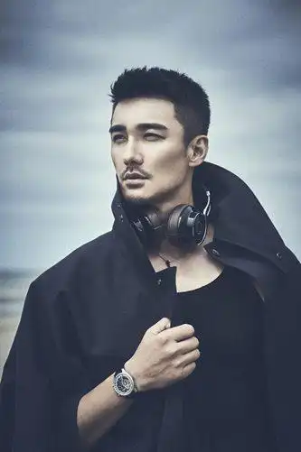 胡兵曝海滩迷人大片 《鲛珠传》上映再展帝王气度