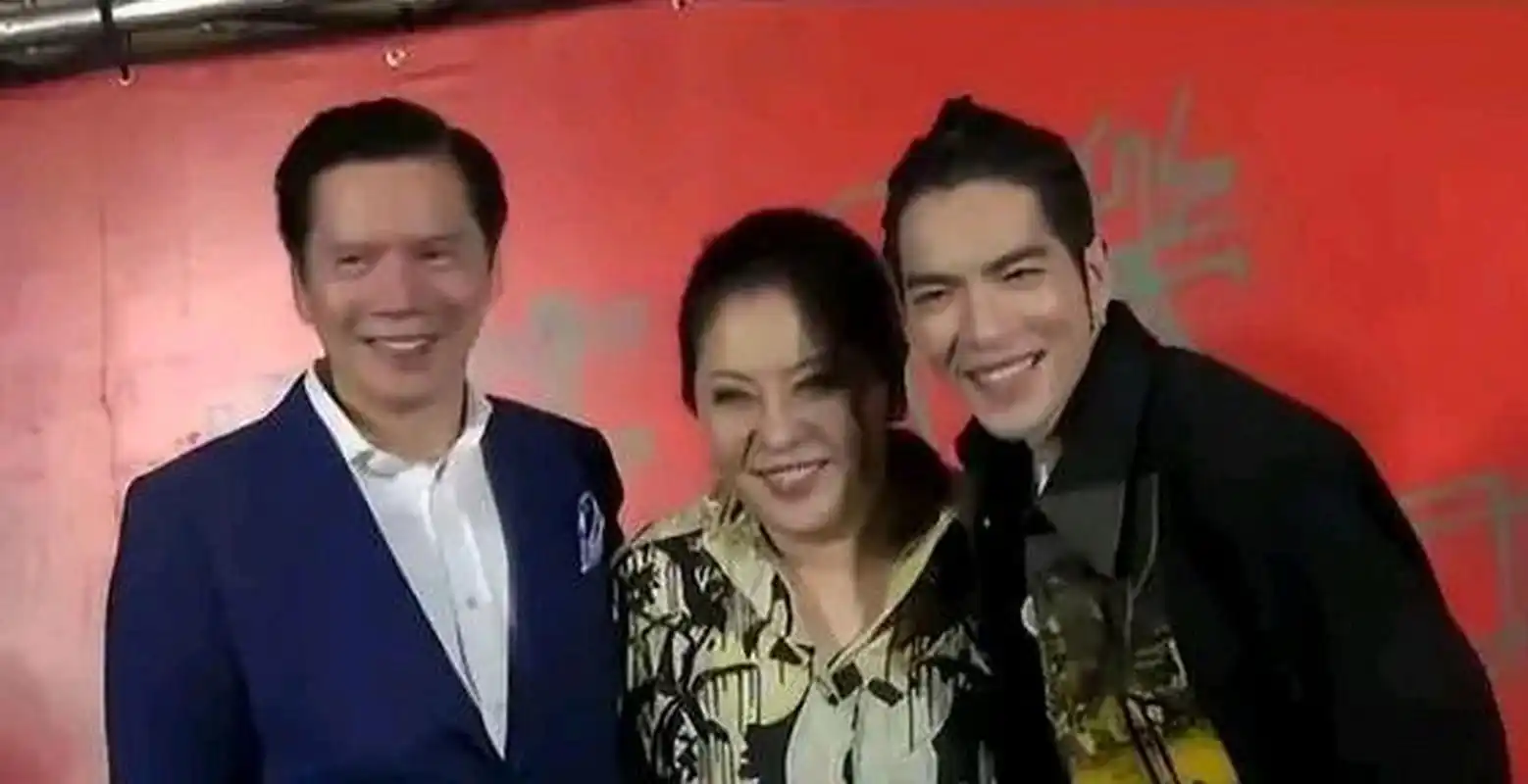 这是一张萧敬腾与向华强,向太的合影,是不是太像了.