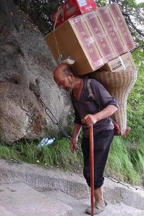 华山挑夫身挑重担徒步华山无数次,征服西岳只为生计!心疼