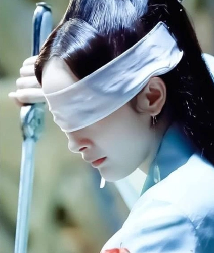 盘点4位白绫遮眼女神:赵丽颖英气,杨幂惹人怜,你更喜欢哪个?