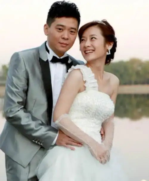 回顾她被称清新小花旦嫁大6岁丈夫生两女一家四口乐融融