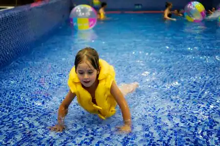 这孩子学游泳照片