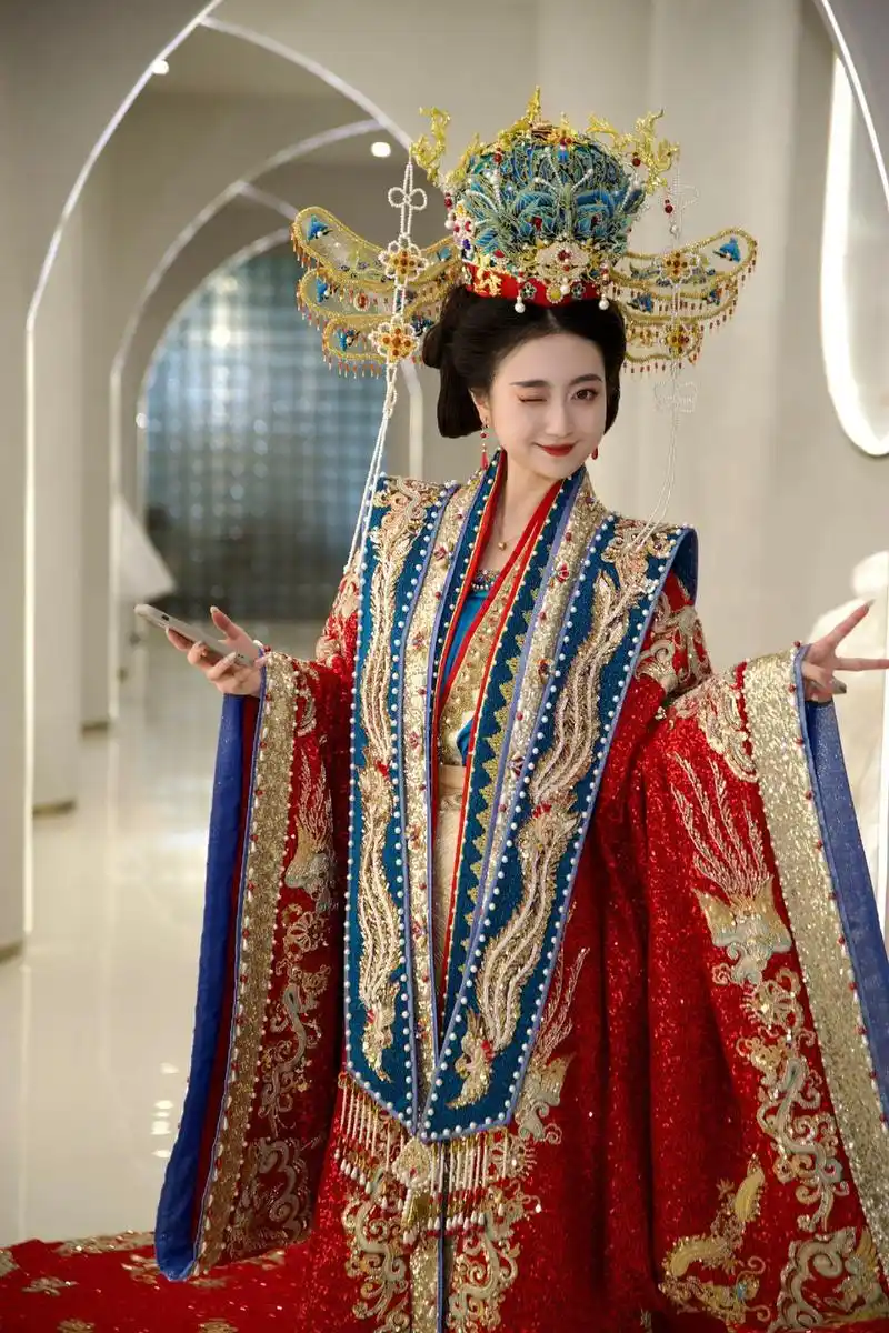 有这么皮的大宋皇后吗9797#婚纱礼服馆 #礼服出租 #凤冠霞帔