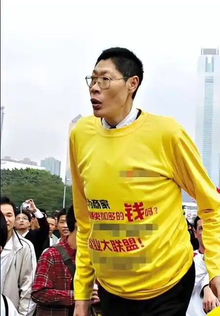 亚洲第一巨人张俊才:身高竟达2.42米,斩获世界纪录后生活如何?