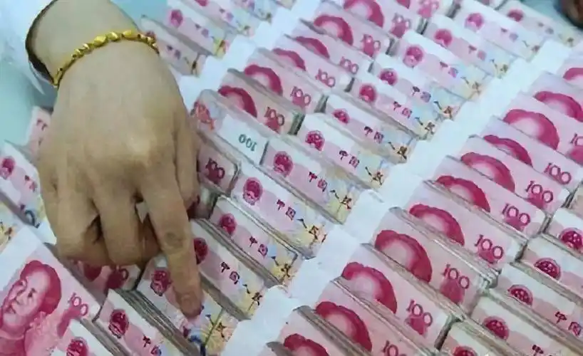 过亿的观音当街摆满绿的翡翠腰中带钱堆成山真是壕到家了