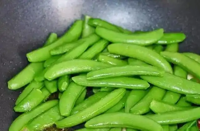 接着放入适量盐,蚝油,生抽,白糖翻炒均匀即可甜豆角成品图