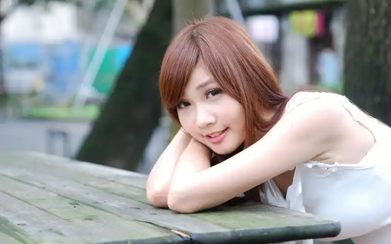 小清新可爱邻家女孩甜美街拍养眼写真桌面壁纸(一)