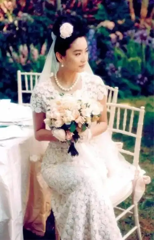林青霞结婚时的照片,婚礼耗资2000万港币,光香槟玫瑰就500万朵