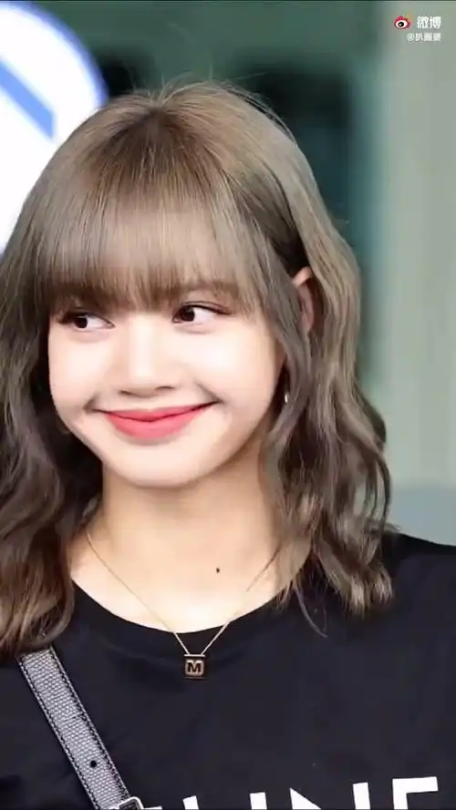 lisa称自己喜欢短发短发长发都很美丽你最喜欢lisa长发短发呢娱乐影像