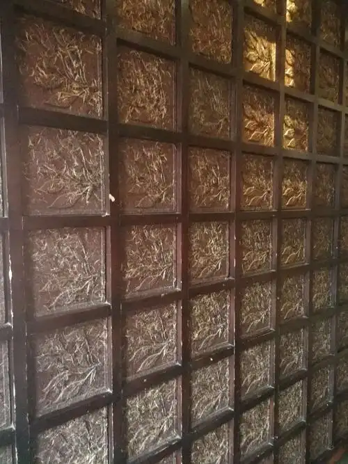 店里的装修极赋云南特色,带着历史气息的普洱茶砖,木质楼梯,民族特色