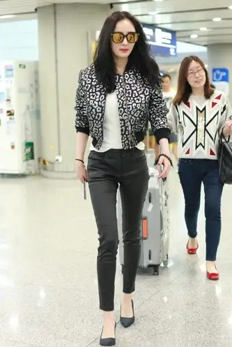 但不置可否的是,杨幂的机场街拍真的非常养眼,至于是否摆拍这个问题