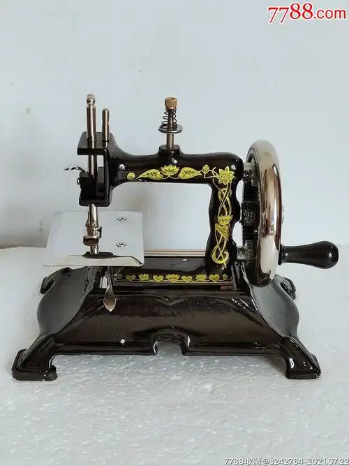 50年代台式手摇缝纫机小巧玲珑品相完好原装没动正常使用展馆收藏摆设