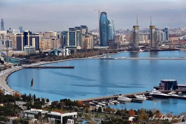 巴库是阿塞拜疆的首都,位于里海的西岸,是里海的最大港口.