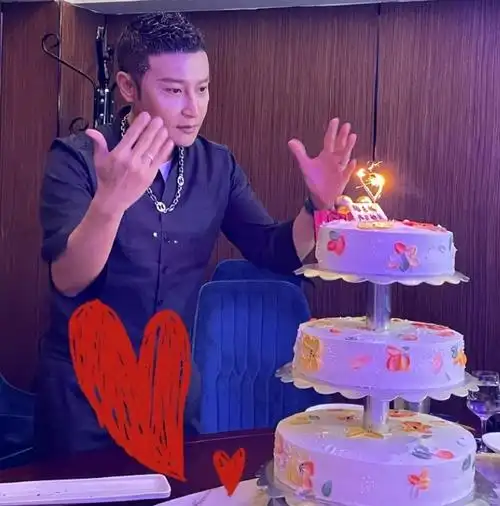 就在前一天还是他的生日,陈志朋还晒出了自己庆生的照片,三层的大蛋糕