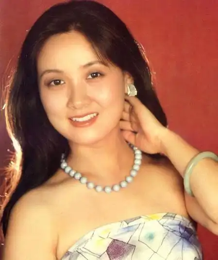 照片中的邓婕,侧颜完美,如同海藻般的长发简直就是女神啊!