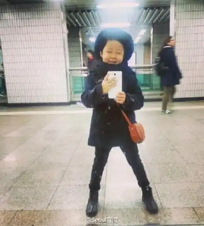 服装搭配都非常用心,连小细节也照顾得很好,各位怒娜对镜自拍什么的