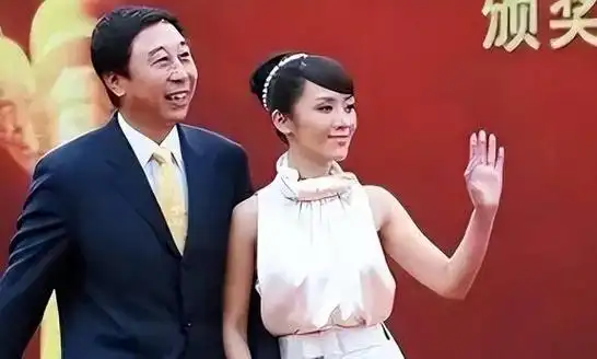 小品演员夫妻对比冯巩娇妻长得漂亮蔡明嫁导演多年恩爱如初