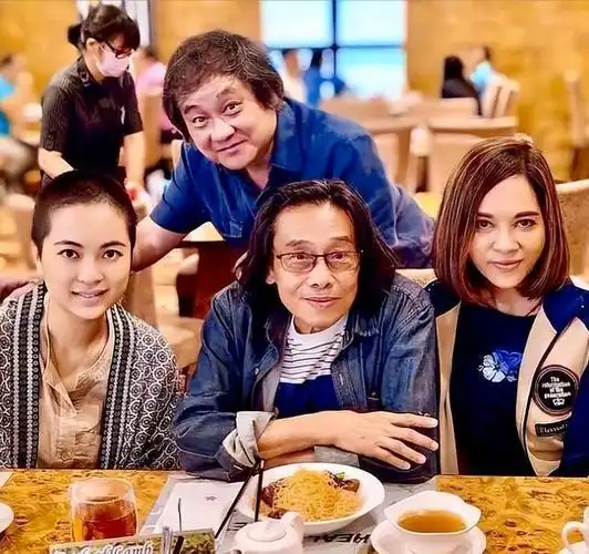 婚后,妻子为他诞下一对儿女,家庭美满幸福.